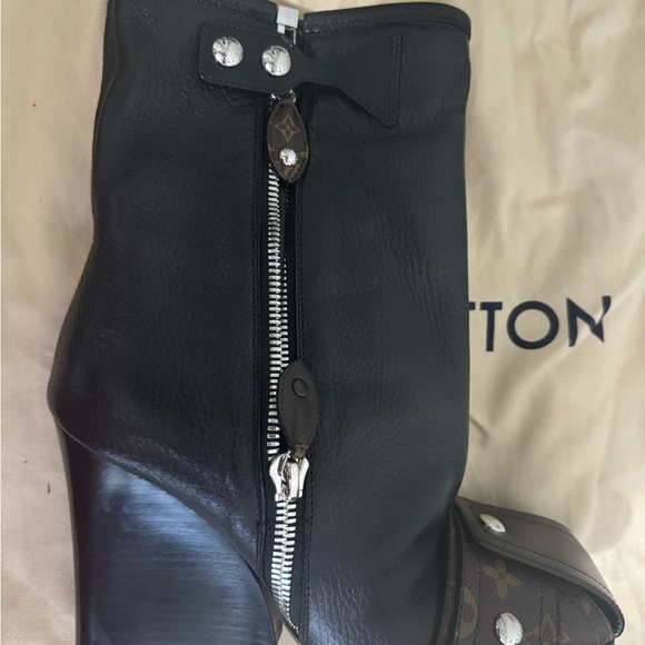 Louis Vuitton Patti boot with double zips, grained goat leather and monogram. - Picture 3 of 6